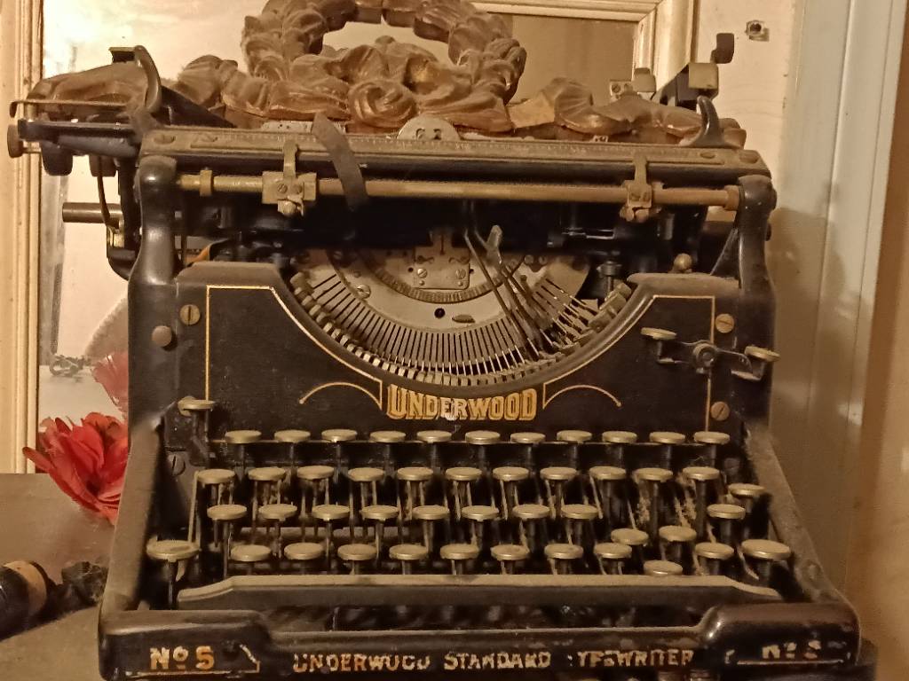 Antique typewriter 