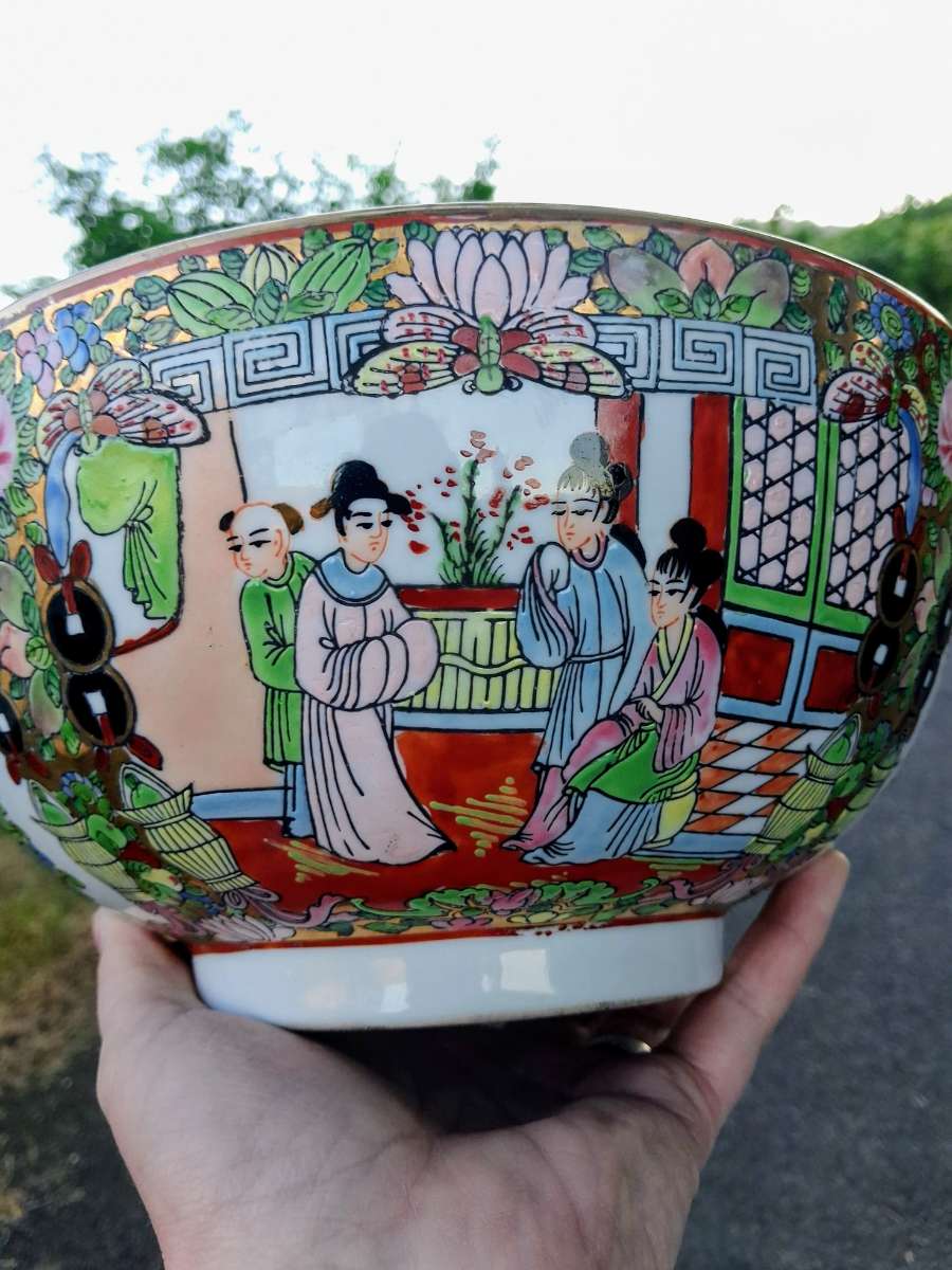 Qing Guangxu Rose Medallion Porcelain Punch Bowl, 10 in