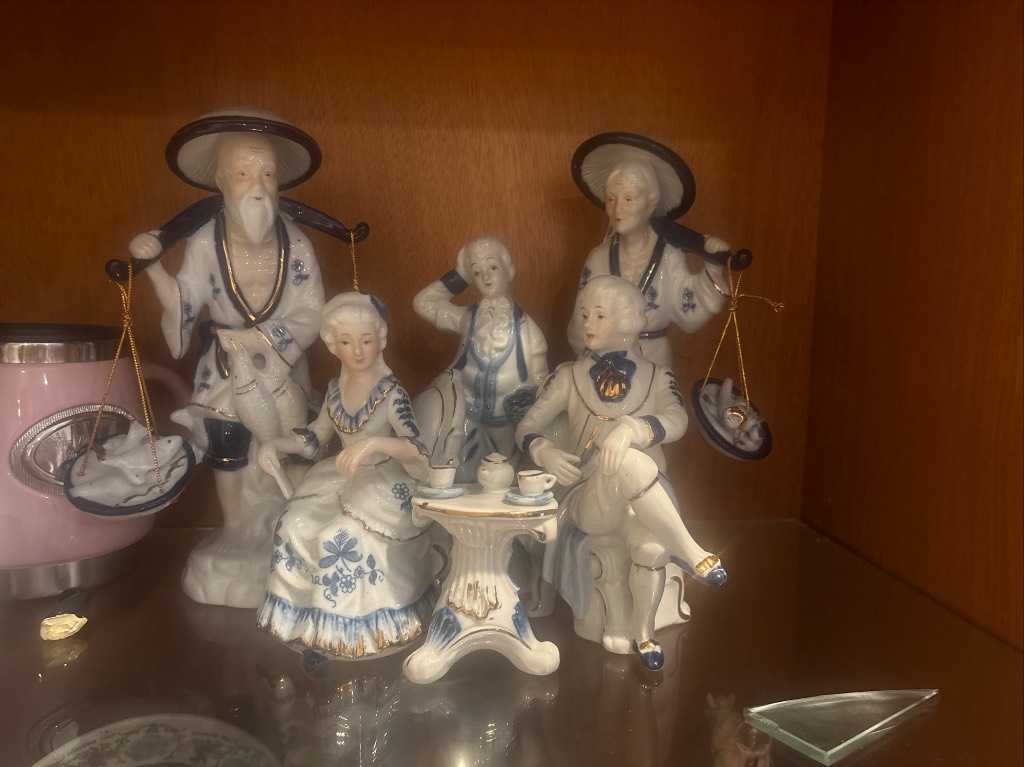 Vintage Blue & White Porcelain Figurine Set - Rococo Tea Scene & Chinoiserie