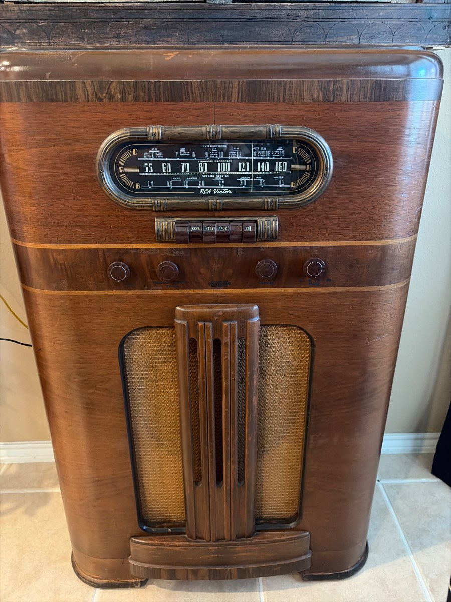 Vintage 1940s RCA Victor Wooden Floor Console Radio